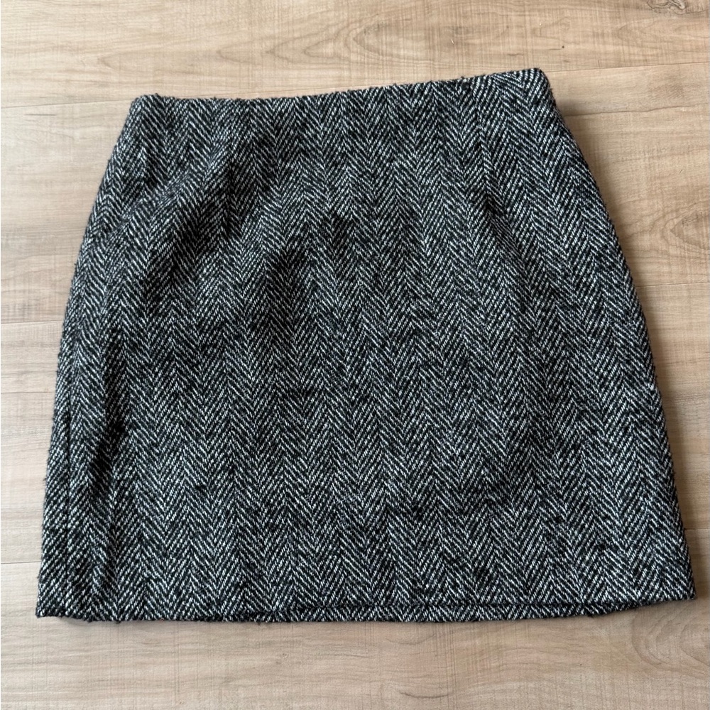 h&m women’s herringbone mini skirt, size 2